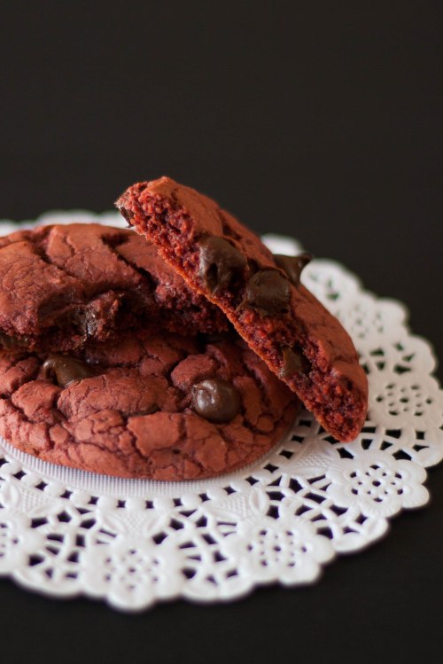 EASY RED VELVET CHOCOLATE CHIP COOKIES. These brownie-like cookies are so easy to make, all you need is 4 ingredients, 30 minutes and you have a delicious treat.